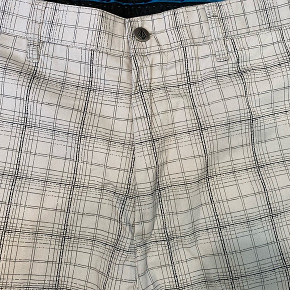 Like New!  Corpus Class Volcom Flat Front Plaid Shorts - Picture 3 of 11
